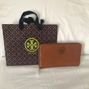 Tory B Continental luggage wallet
